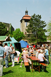 Spectaculum im Brgerpark am Fue des Bergfrieds. Klicken Sie.