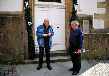 Auf Tour: K.-H. Hcker und Hajo Rheinsttter vor der Schlosskirche Gochsheim