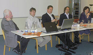 Dr. Walter Casazza � Gesch�ftsf�hrer des Karlsruher Verkehrsverbundes � stand dem Bruchsaler Gemeinderat Rede und Antwort. Von links nach rechts: Dr. Ing. Reinhard Koehler, Dipl. Ing. Frank Rogner (beide vom Ingenieurb�ro Koehler, Leutwein und Partner), Dr. Walter Casazza, Dr. Ing. Reinhard Bickelhaupt (AVG) und Oberb�rgermeisterin Cornelia Petzold-Schick.