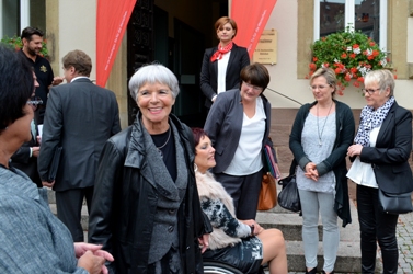 Auf den Stufen des Alten Brettener Rathauses: Helga Jannakos, daneben im Rollstuhl Astrid Kai und OB Cornelia Petzold-Schick 