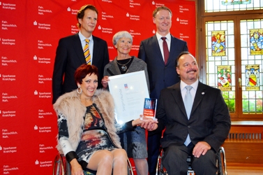 Olav Gutting, Helga Jannakos, Norbert Griehaber - davor die beiden Wheelchairica-Aktiven Astrid Kai und Dieter Busam im Rollstuhl 