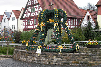 Klicken Sie. Der Osterbrunnen in Zuzenhausen Foto K.H. Hcker