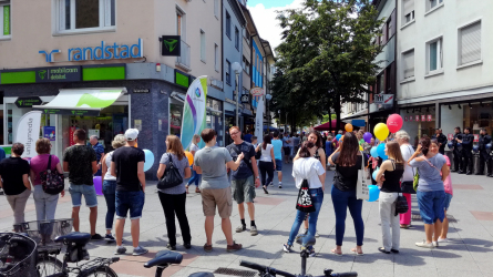 Menschenkette in Bruchsal. Klicken Sie.