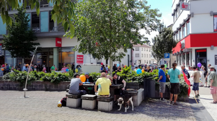 Menschenkette in Bruchsal. Klicken Sie.