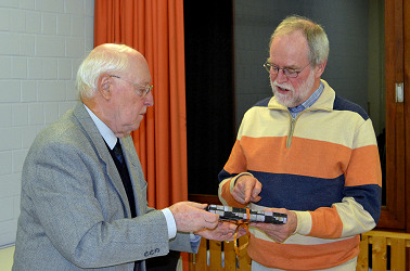 Karl Heinz Schweizer, Pfr. i.R. verabschiedet Gerhard Stern (re.) am 9. Dez. 2015. Klicken Sie, um das Foto zu vergrern.