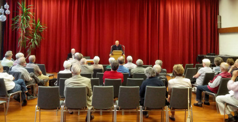 Kirchenrat Wolfgang Brjanzew im Saal des Martin-Luther-Hauses