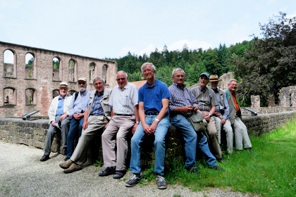 Vor der Klosterruine Frauenalb. Klicken Sie, um das Bild zu vergrern.