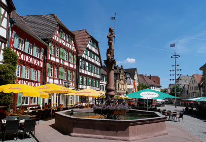 Bretten - Marktplatz und Marktbrunnen. Klicken Sie.