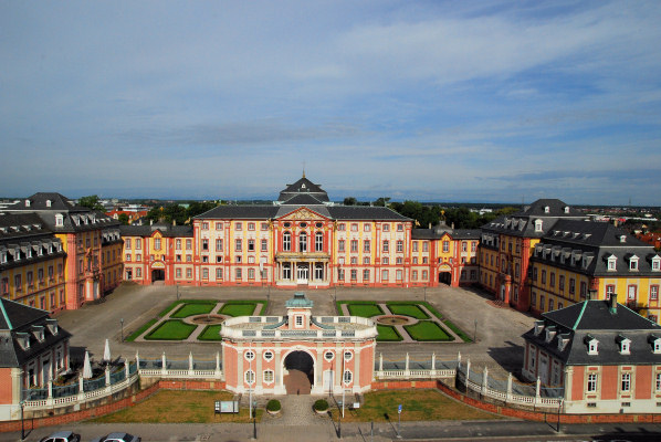 Klicken Sie, um zu den Bruchsaler Bildergalerien zu gelangen. (Schloss Bruchsal vom Amtsgericht aus)