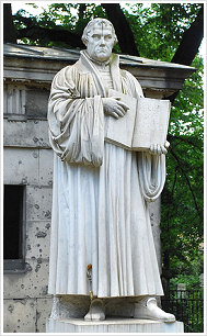 Lutherstandbild auf dem Dorotheenstdtischen Friedhof in Berlin. Eine Kopie des Originals in Wittenberg,  das 1821 von Schadow angefertigt wurde.