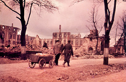 Schloss Bruchsal 1945. Links der Ehrenhof, halbrechts das Torwachtgebude.