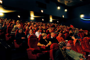 Blick in den voll gefüllten Kinosaal. Foto: Dieter M