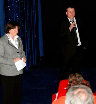 Oberbrgermeisterin Cornelia Petzold-Schick und Filmemacher Dirk Weiler begrten die interessierten Zuschauer. Foto: Dieter Mller  