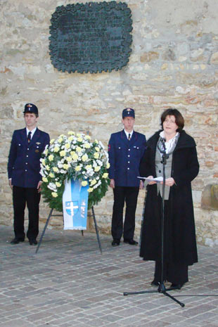 Oberbrgermeisterin Cornelia Petzold-Schick bei der Kranzniederlegung am Bergfried. Foto: Killinger