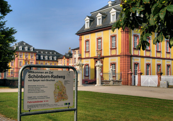 Am Bruchsaler Schloss neben dem Damianstor beginnt/endet der Schnborn-Radweg
