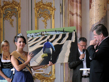 Zwetschgenknigin Francesca I. prsentiert das Siegerfoto von Martin Heintzen, whrend Minister Willi Stchele an Bruchsaler Spargel denkt...