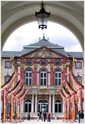 Brennende Giraffen im Ehrenhof des Bruchsaler Schlosses