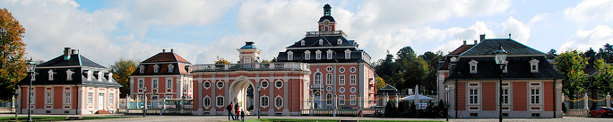Schloss Bruchsal. Torwachtgebäude (Balthasar Neumann) und Amtsgericht. Insgesamt  hat Damian Hugo von Schönborn aus Gründen des Brandschutzes die Anlage aus 50 einzelnen Gebäuden bestehend konzipiert.